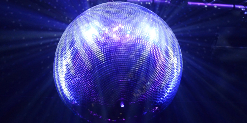Kula lustrzana – ponadczasowy efekt imprezowy. Wybieram!