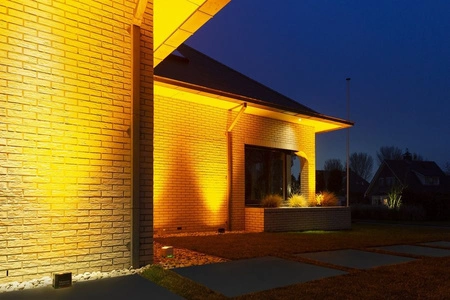 Oświetlacz Bateryjny LED Uplight BBP96S Par 6x12W RGBWA-UV z bezprzewodowym DMX i osłoną przeciwdeszczową
