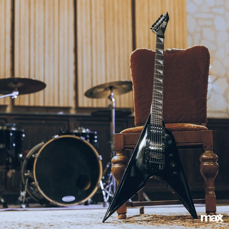 Zestaw: Gitara elektryczna GigKit czarna+ wzmacniacz tuner pokrowiec kostki struny