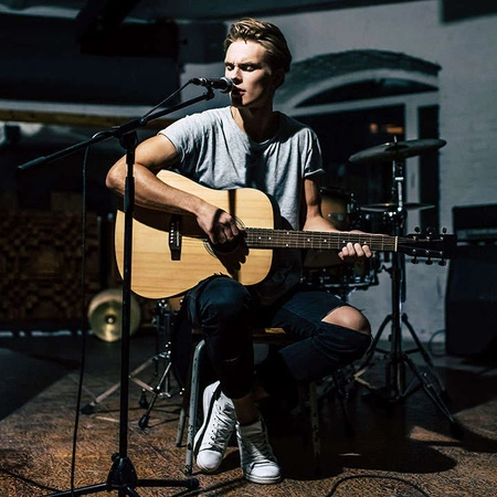 Mikrofon ze statywem, kablem i torbą