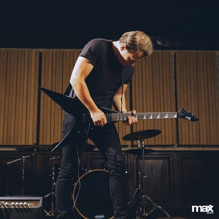 Zestaw: Gitara elektryczna GigKit czarna+ wzmacniacz tuner pokrowiec kostki struny