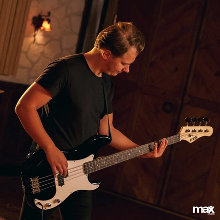 Zestaw: Gitara elektryczna basowa czarna GigKit wzmacniacz akcesoria