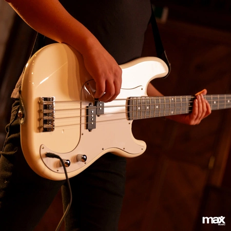 Zestaw; Gitara elektryczna basowa GigKit biała+ wzmacniacz statyw akcesoria