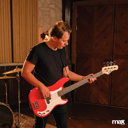 Zestaw: Gitara elektryczna basowa GigKit czerwona+ wzmacniacz statyw pokrowiec akcesoria