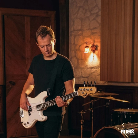 Zestaw; Gitara elektryczna basowa GigKit biała+ wzmacniacz statyw akcesoria