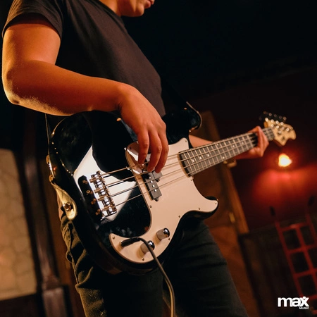 Zestaw: Gitara elektryczna basowa czarna GigKit wzmacniacz akcesoria