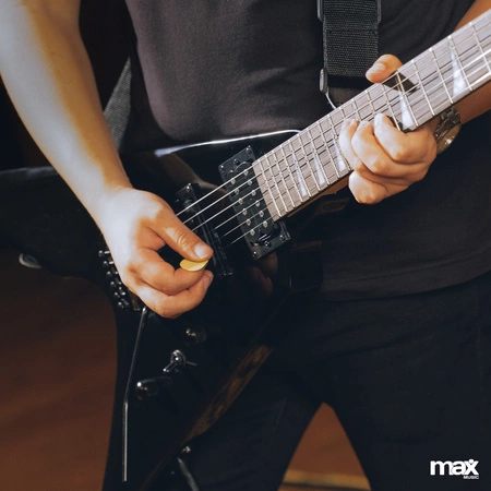 Zestaw: Gitara elektryczna GigKit czarna+ wzmacniacz tuner pokrowiec kostki struny