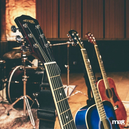 Zestaw: Gitara akustyczna Max Solojam Western sunbarst Max, + statyw, pulpit na nuty i akcesoria